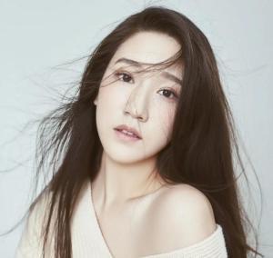 裴筝筝资料,才情横溢的文艺才女，谱写人生华章